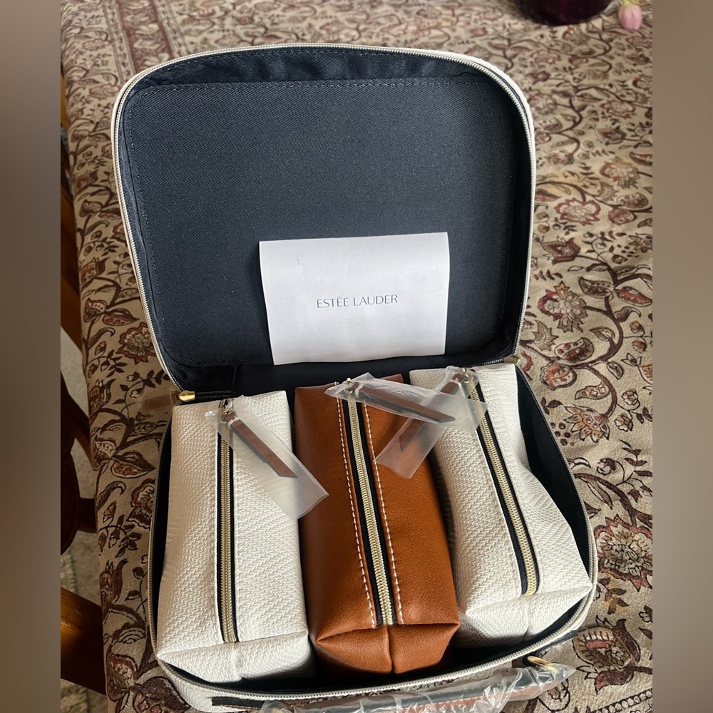 Chic Estée Lauder travel make up organizer. Three removable pieces in 1 + makeup